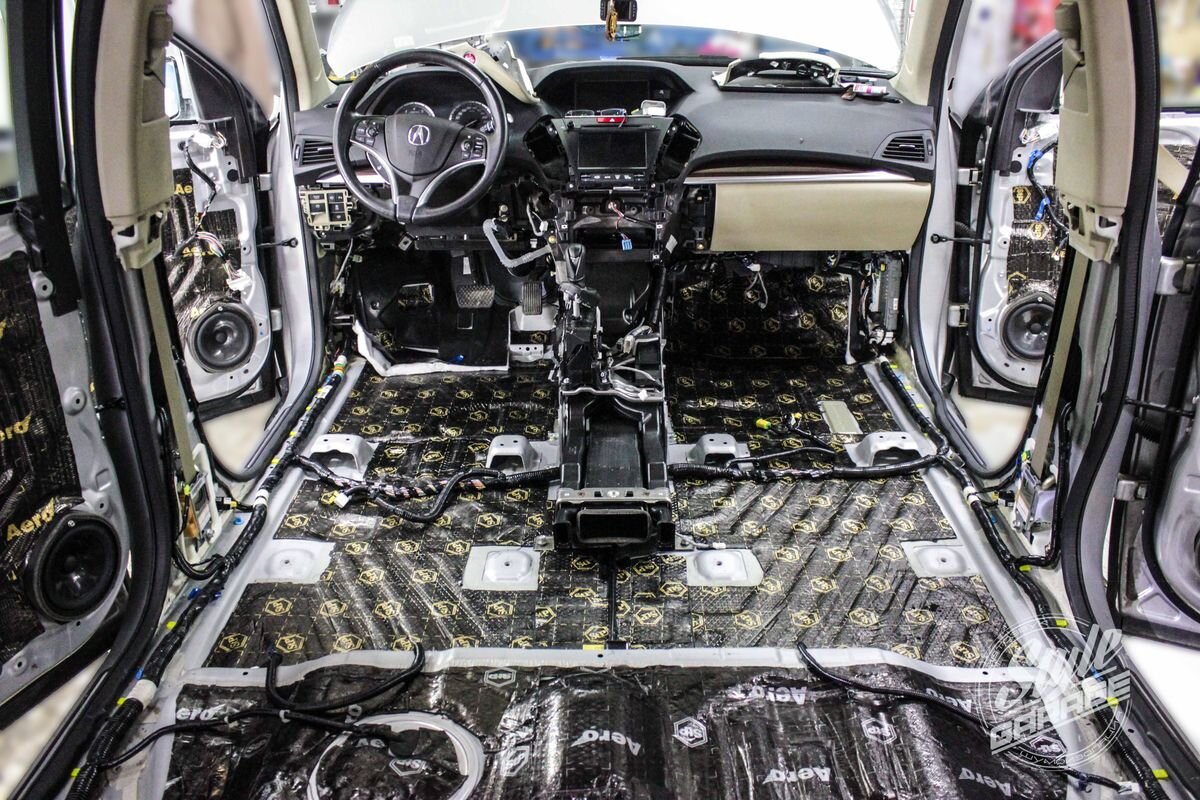 Рифленое днище – не самая удобная площадка для работы. Но наши мастер тщательно прикатывают и разравнивают каждый квадратный сантиметр полотна, придавая ему идеальной гладкости. 