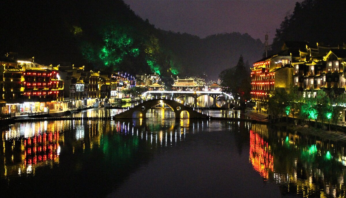 Ночной Феньхуан (Fenghuang), провинция Хунань, Китай