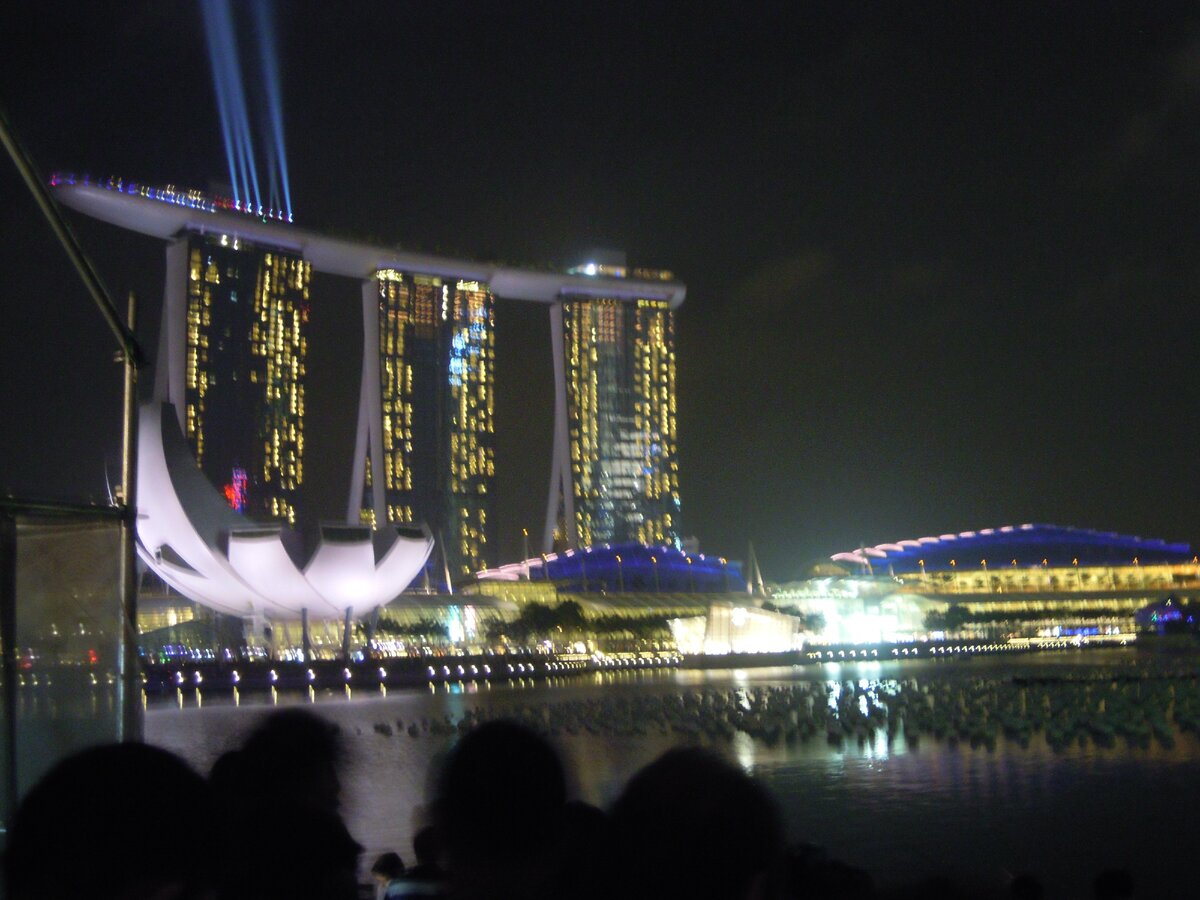 Народные гуляния на Новый Год в Сингапуре- листать вправо