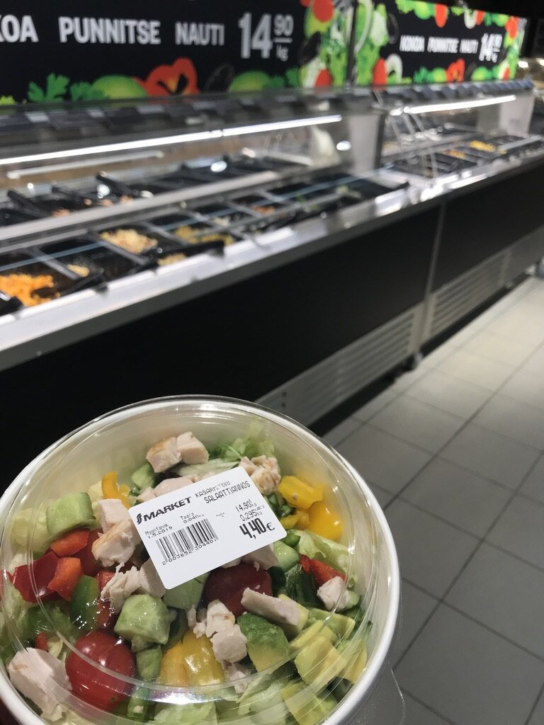 Салат в магазине за 4 евро, против салата в кафе за 12 евро. (Хельсинки)