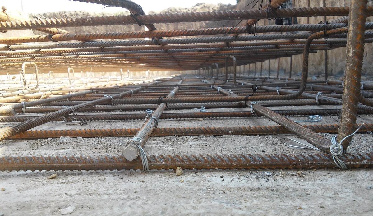 Арматурный каркас на подбетонке (Источник: https://mastergrad.com/)