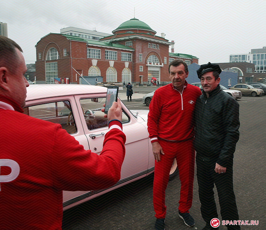 Олег Знарок и водитель. В роли фотографа — тренер «Спартака» Максим Соловьев. Фото: spartak.ru