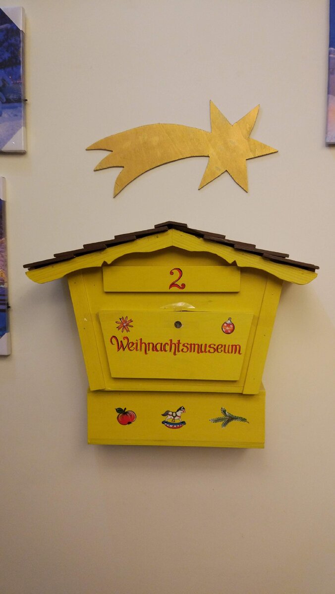 Почтовый ящик на входе. Почему-то заклеен скотчем))