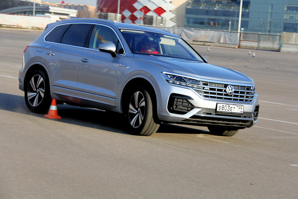 Крены есть, Туарег мягко объезжает конуса