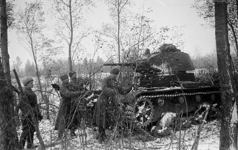 Фото с сайта: waralbum.ru  Автор: Семен Фридлянд.. Время съемки: ноябрь 1941. Источник информации о фото: . Газета «Сталинское знамя» №272 (1103) от 16 ноября 1941 года. Красноармейцы возле укрытого в засаде танка Т-26 под Москвой.