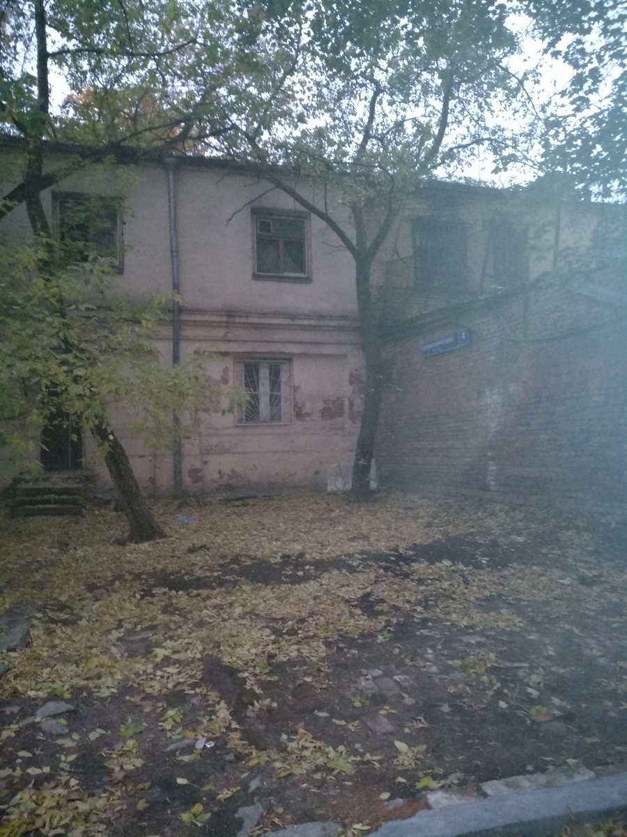 Вот так сейчас выглядит дом в Сыромятниках, в котором жила моя мама после войны.