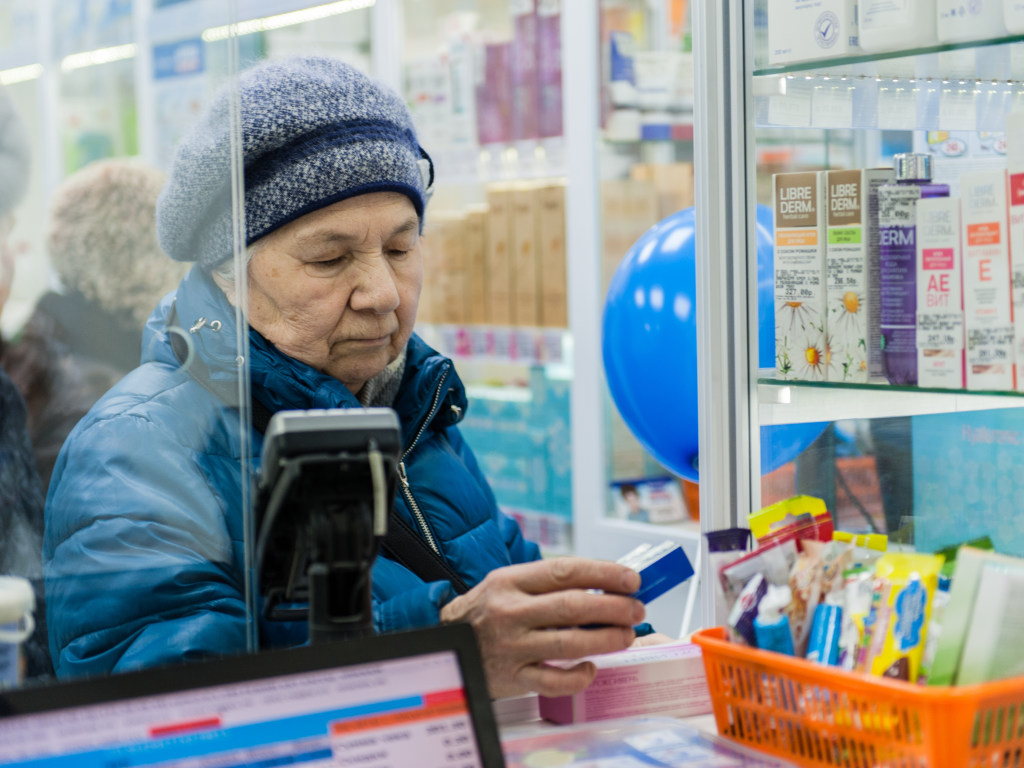 Бабушка в аптеке. Пожилые люди в аптеке. Пенсионер в аптеке. Пенсионерка в аптеке.