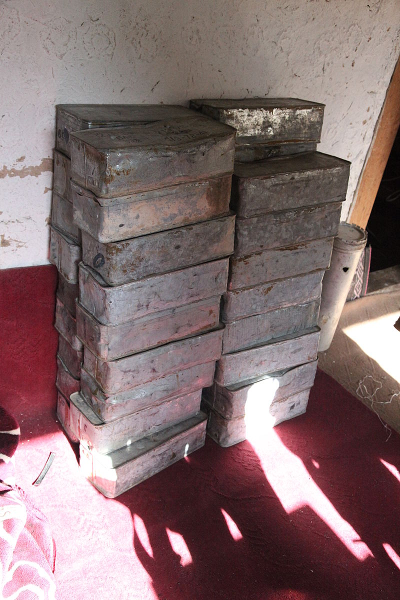 Из всех патронов в этих цинковых коробках испорченный только один.