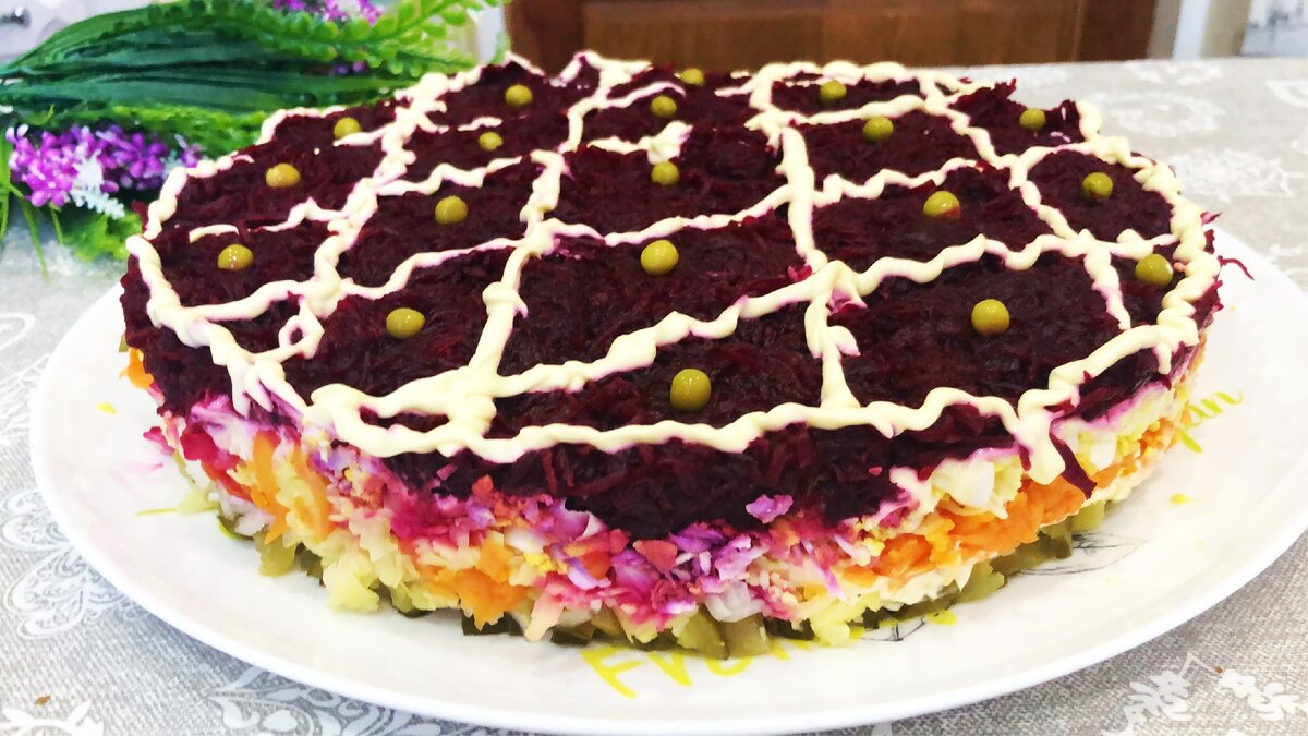 Праздничный салат, которым можно удивить гостей получается очень вкусным!!! Напоминает по вкусу салат "Селедка под шубой", хотя здесь селедки нет. Получается он очень красивым, даже кушать жалко!