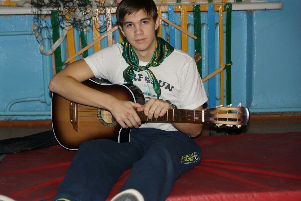 Еще я увлекался туризмом, поэтому гитара была незаменима на каждом собрании нашего клуба