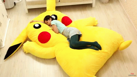 Покемоны это бич современности. Куда не глянь везде эти чудики. Я даже хочу отдельный обзор сделать вещей с покеммонами или в виде их. Вот например удобная кровать матрас. Кинул на пол  и спи спокойно в мире грез и японской мультипликации. Его можно прислонить к стене и получится импровизированный диван. В детскую комнату самое то..