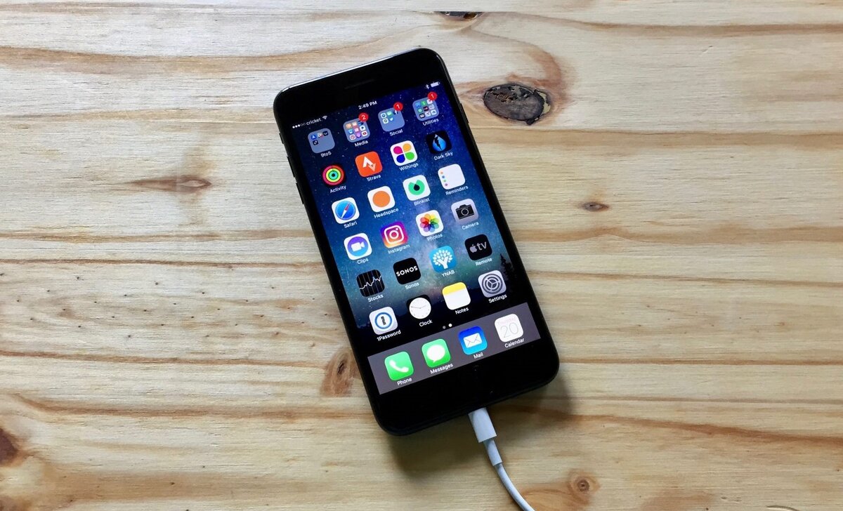 Заряжаем iPhone всю ночь.