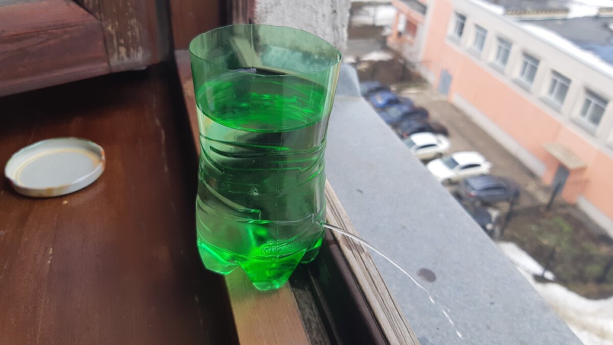 Давление в источнике воды аналогично напряжению в источнике электричества.