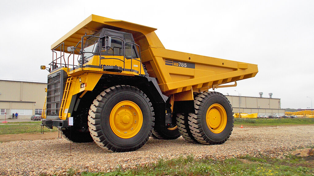 5 техник самая. Самосвал Комацу 785. Komatsu 785-7. Автосамосвал Комацу hd785-7. Карьерный самосвал Комацу 90 тонн.