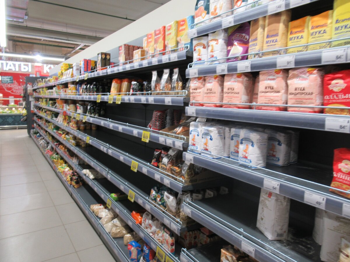 г. Тула, Пролетарский округ, супермаркет "Перекресток" на пересечении ул. Ложевая - ул. Степанова, время 12.20 -12.30, полупустые прилавки с крупами