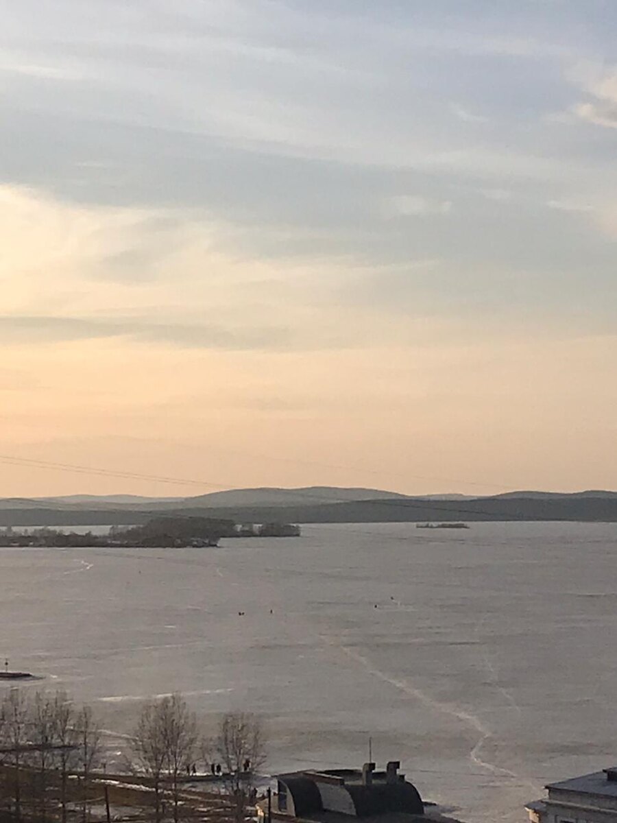 Ну, очень смелые рыбаки на городском пруду.