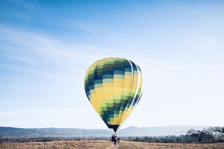 Отыщите балласт, который удерживает у земли и не даёт подняться вверх. 