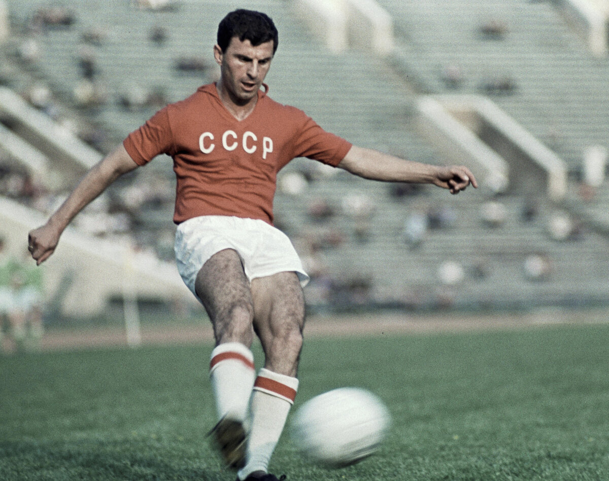 Слава Метревели на одном из матчей (фото взято из источника:  https://ar.culture.ru/ru/subject/futbolist-slava-metreveli) 