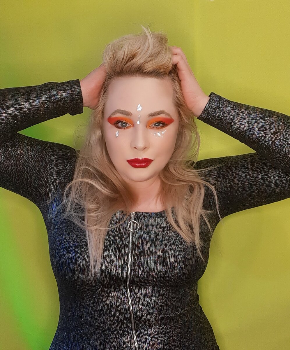 Сегодня я яркая, как попугайчик))