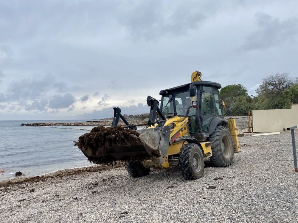 Работы по подготовке пляжа "Солдатский" к купальному сезону. Фото: sev.gov.ru