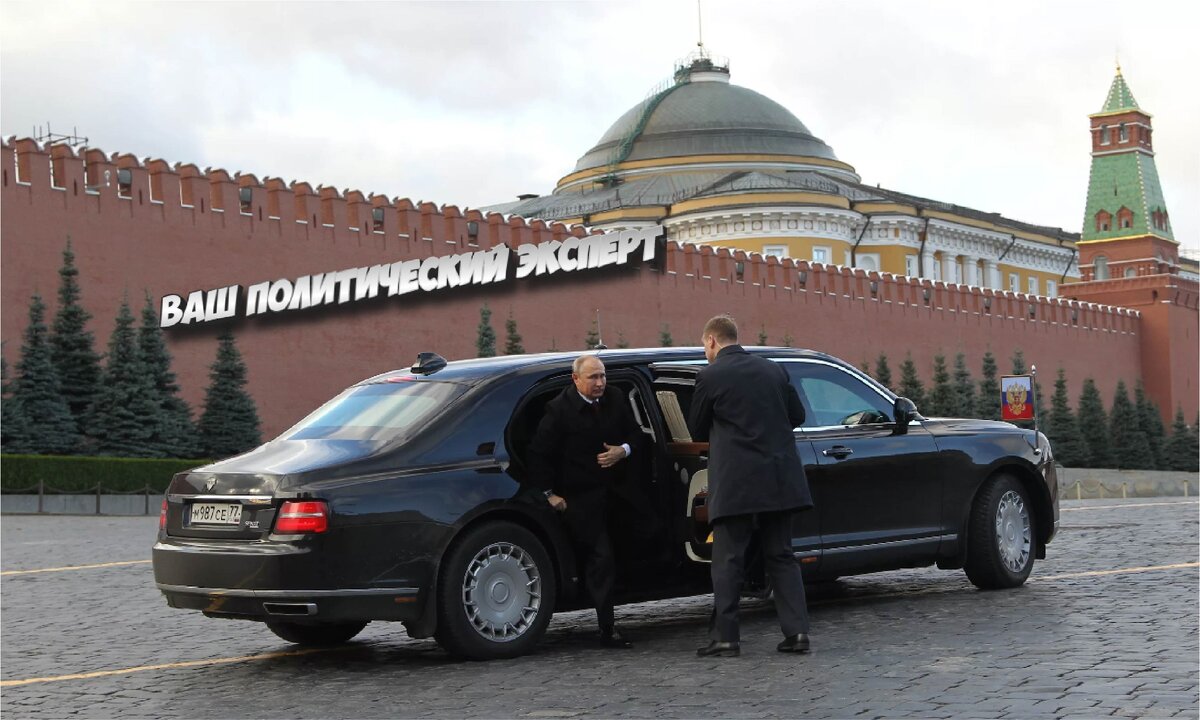 Президент выходит из личного автомобиля