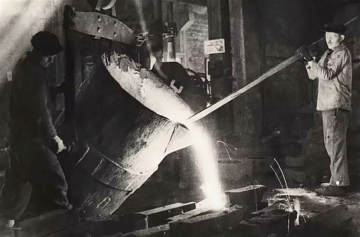 Первым металлом стало. Мартеновские печи 1941-1945. Магнитогорский металлургический завод в годы войны. Норильский металлургический завод 1950 года. Магнитогорский металлургический комбинат 20 век.