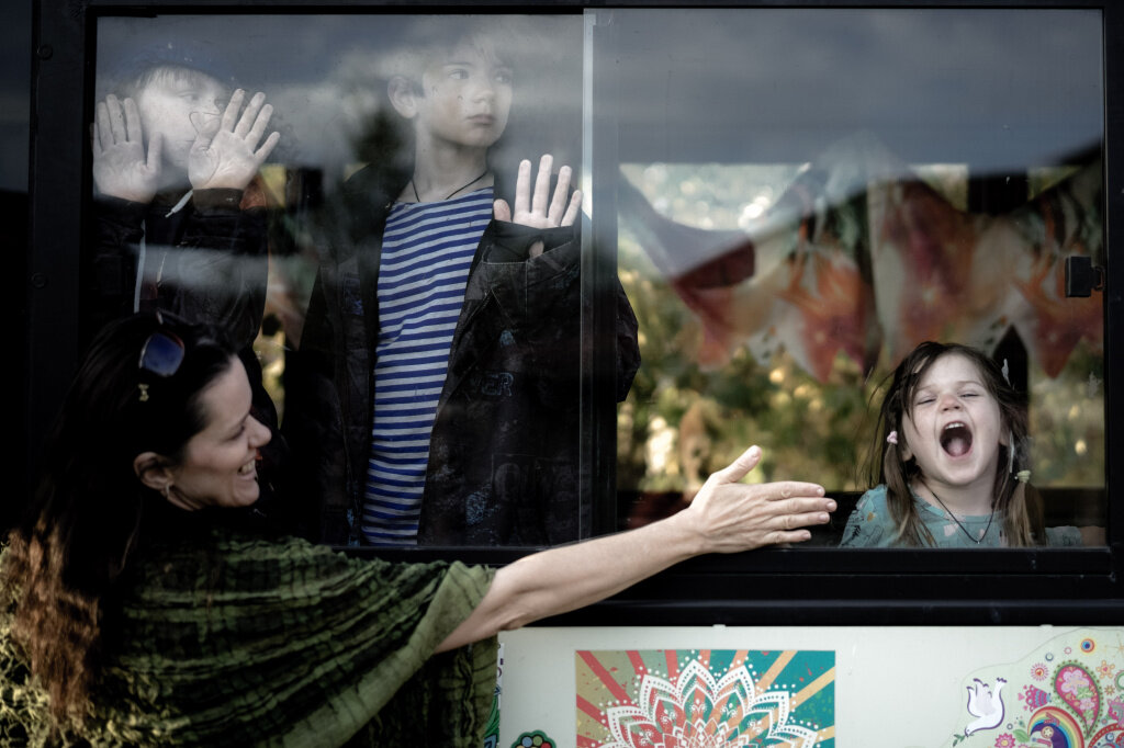 Екатерина играет с детьми. Фото: Полина Быконя 