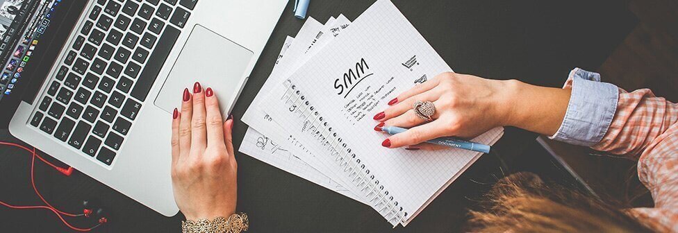 SMM (Social Media Marketing) — продвижение бренда в социальных сетях. Для стран СНГ это Instagram, Facebook, Telegram, YouTube, ВКонтакте, Twitter, и Одноклассники. Обычно продвигают компанию или личный бренд. 
SMM-специалист занимается комплексной работой над продвижением в соцсетях: позиционирует бренд, создает контент, настраивает рекламу, занимается стратегией и аналитикой. Его клиенты — владельцы бизнеса, инфлюенсеры (блогеры), маркетинговые или SMM-агентства.

Чтобы стать специалистом по социальным сетям, недостаточно обзавестись парой десятков подписчиков и продать рекламный пост. Влиятельные блогеры и крупные компании тоже пользуются услугами специалистов. Учитывая активное развитие малого и среднего бизнеса, SMM-специалист — востребованная профессия с хорошим доходом.

Учитывая активное развитие малого и среднего бизнеса, SMM-специалист — востребованная профессия с хорошим доходом

Обязанности SMM-специалиста 
SMM-специалист обычно работает с проектной командой. Копирайтер пишет тексты, дизайнер создает баннеры и картинки для постов, другие обязанности также можно делегировать при необходимости. Но даже при делегировании хороший SMMщик должен уметь и знать все о социальных платформах. 

Что должен уметь SMM-специалист?

Разрабатывать стратегию
Профессиональное продвижение — это не личный блог, должен быть план: сначала нужно определить ЦА (целевую аудиторию) и ее поведение в соцсетях (на какие страницы переходит, что лайкает, чем интересуется). Проанализировать нишу клиента и выявить сильные и слабые стороны конкурентов.

После сбора базовой информации нужно подобрать популярные среди вашей ЦА площадки для продвижения. После этого — разработать стратегию позиционирования, поведения бренда и подобрать эффективные инструменты.



