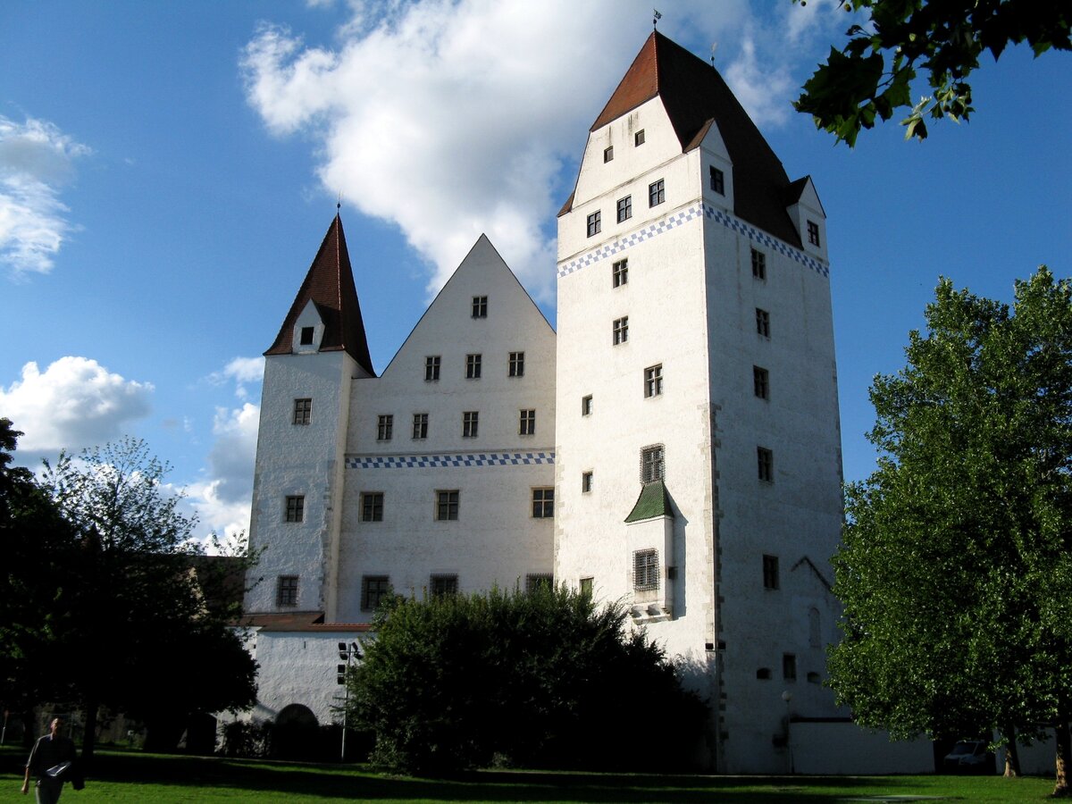 Замок, возведенный для герцога Баварско-Ингольштадтского Людвига VII Бородатого в XV веке.