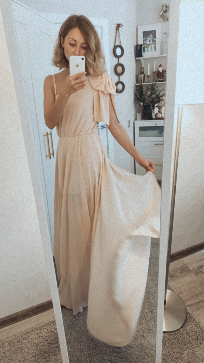 В переодевашке я использовала чёрный ремень и лодочки, но только для того, чтобы сделать образ более агрессивным, подходящим Бри. Теоретически это платье можно обыграть любым цветом обуви и аксессуаров.