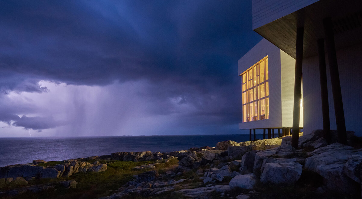 Источник фото: https://www.mostbeautifulspots.com/wp-content/uploads/2016/03/Fogo-Island-Inn-oceanfront.jpg