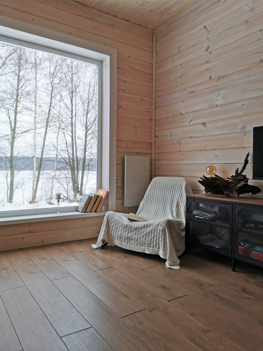 Удобно, что можно повесить, как горизонтально, так и вертикально. Так как окна большие, места на стене мало