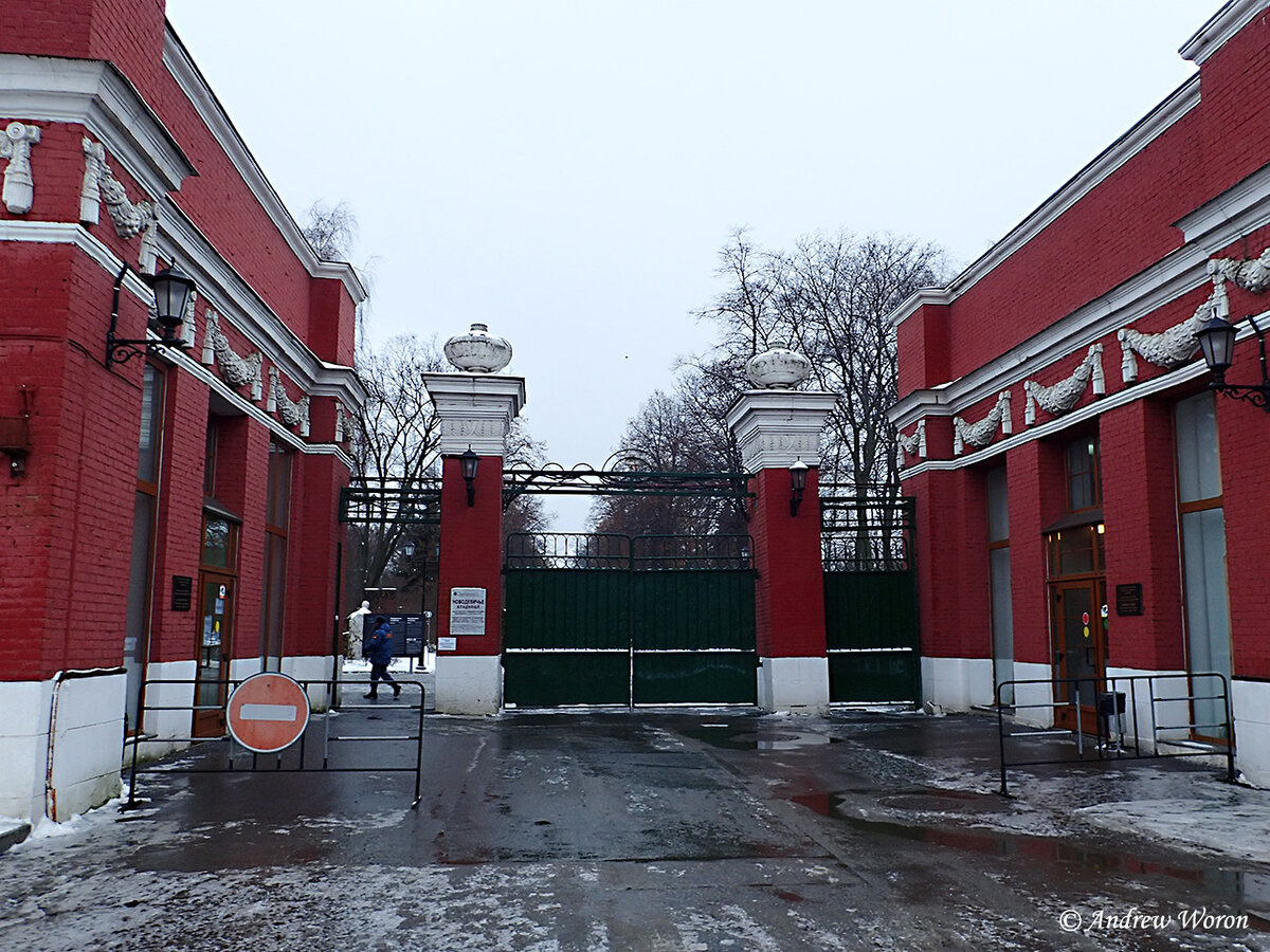 Центральный вход на Новодевичье кладбище Москвы