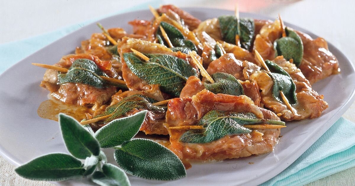 Листья шалфея могут находиться не внутри сальтимбокки, а прикреплены зубочистками снаружи и  стать настоящим украшением блюда.