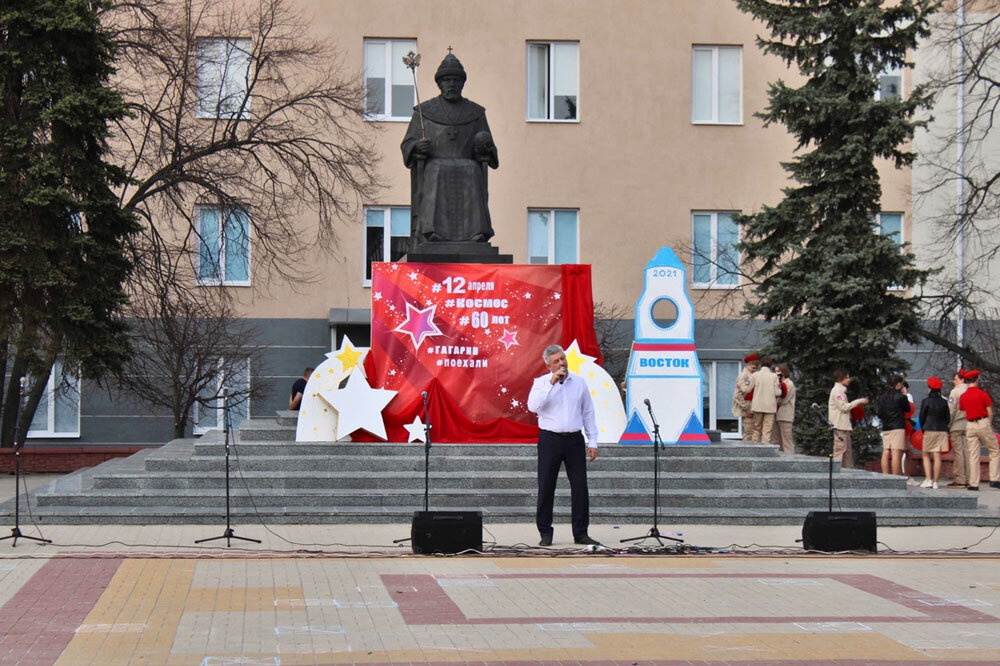 Новый оскол день. Центральная площадь новый Оскол. Старый Оскол Центральная площадь. Площадь в новом Осколе. Faberlic, новый Оскол, Центральная площадь.