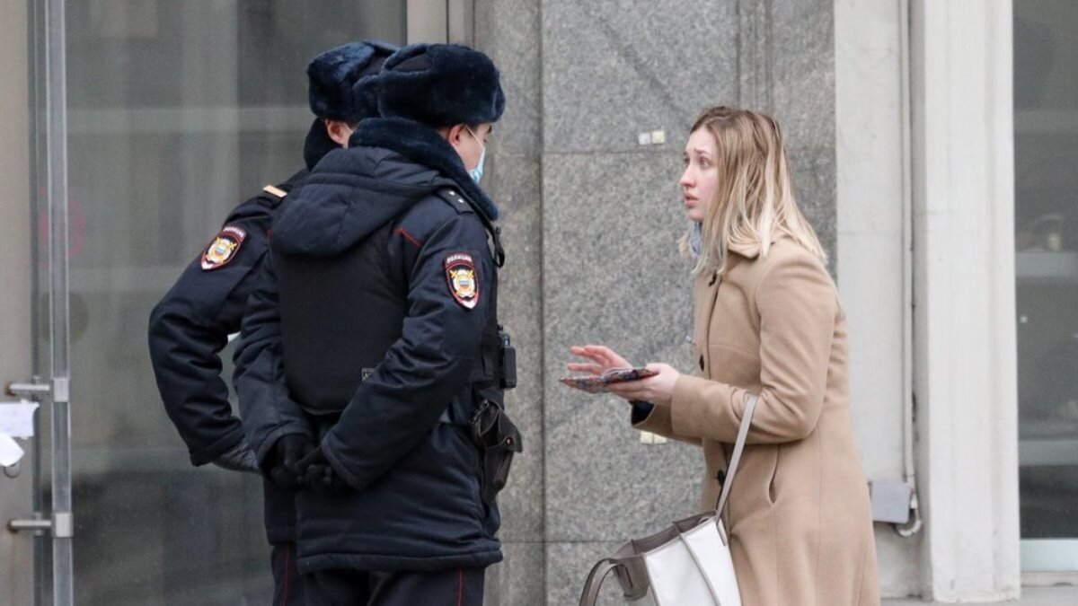 К вам подошли сотрудники полиции, ваши действия?