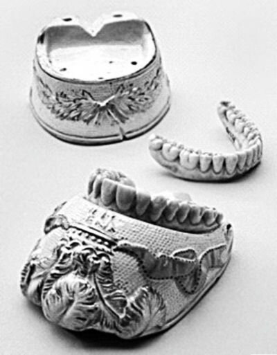 протез из зубов бегемота (использовался только богатыми гражданами) и бы не доступен для обычных городских жителей