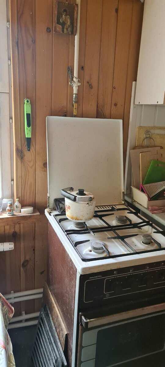 в помещении стоит газовая плита соло