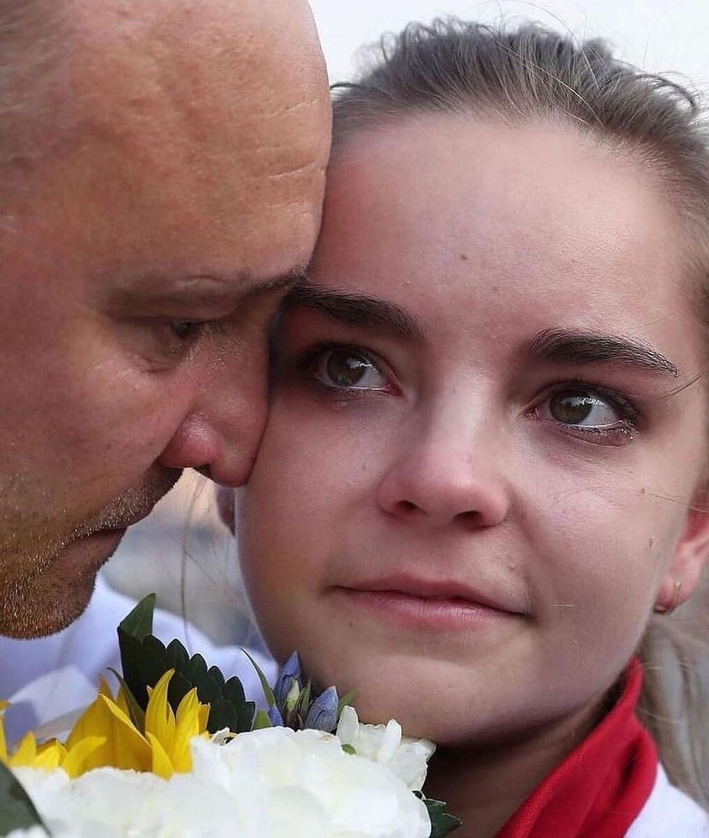 За этими слезами стоит 18 лет труда, слез, боли, травм, побед на Чемпионатах Европы, Мира и серебряная медаль Олимпиады в Токио😭 Такой ли исход должен быть? Расплата за все победы? Судьям с высшей категорией знать лучше.
Ксения и Алексей, спасибо вам за этих сильных девушек, которые ни смотря ни на что нашли в себе силы улыбаться после всей произошедшей ситуации на этом турнире❤️
Дина, ты Чемпионка наших сердец