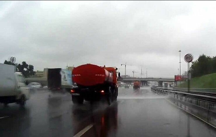 Может быть водитель не заметил смены погоды?