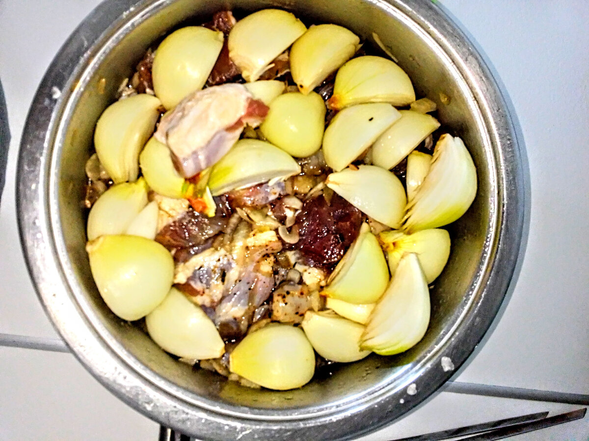 Четвертинки и половинки луковичек, уложенные срезом на мясо.