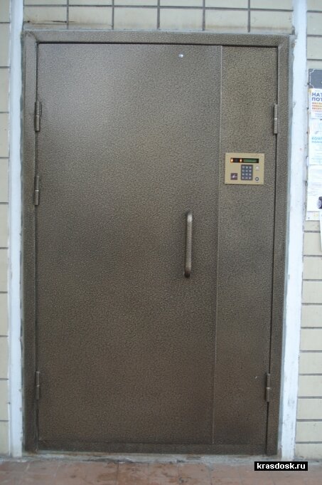 Входные двери в подъезды домов ранней постройки