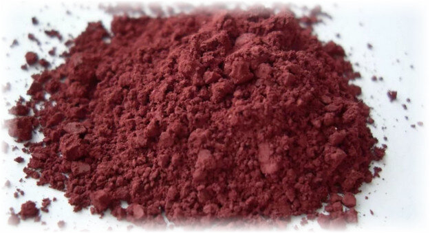 Самое безобидное, почему могут краснеть листья, это нехватка такого ценного вещества, как фосфор. Присмотритесь к деревцу: краснеет лист в таком случае не однотонно и не равномерно, начинается покраснение с его нижней части, а листочки все вдобавок закручиваются вовнутрь.
Решается такая проблема просто, минеральными удобрениями с высоким содержанием фосфора.