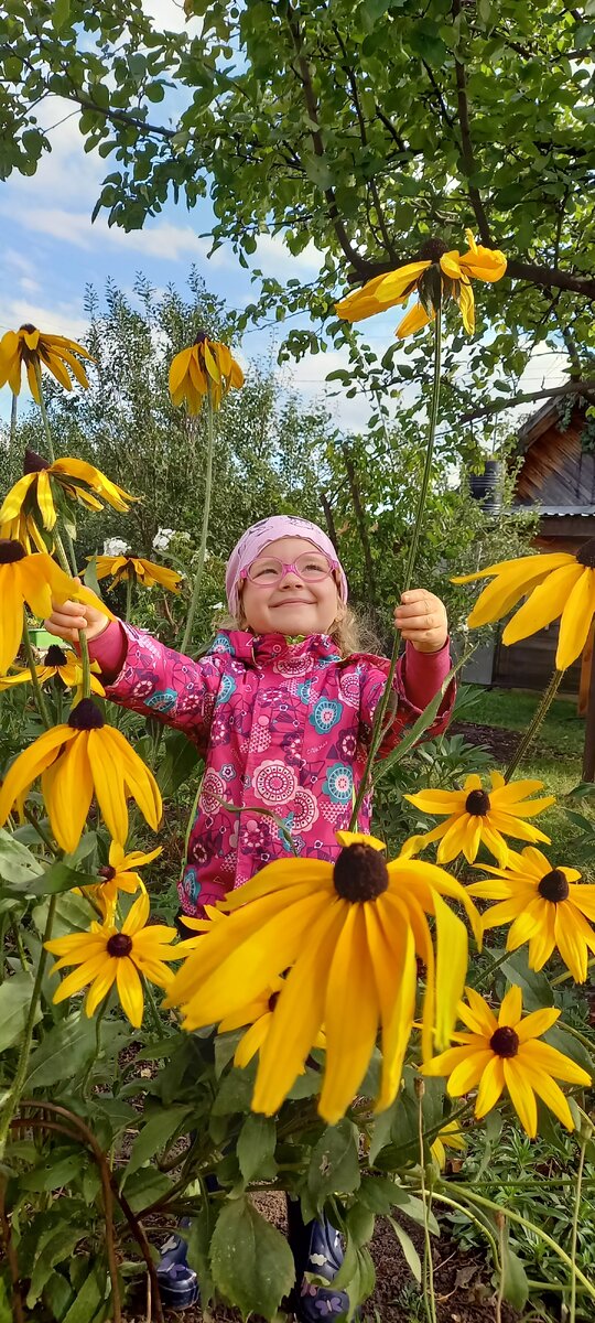 Внучка Алёна и последние цветы. Фото из личного архива Ольги.