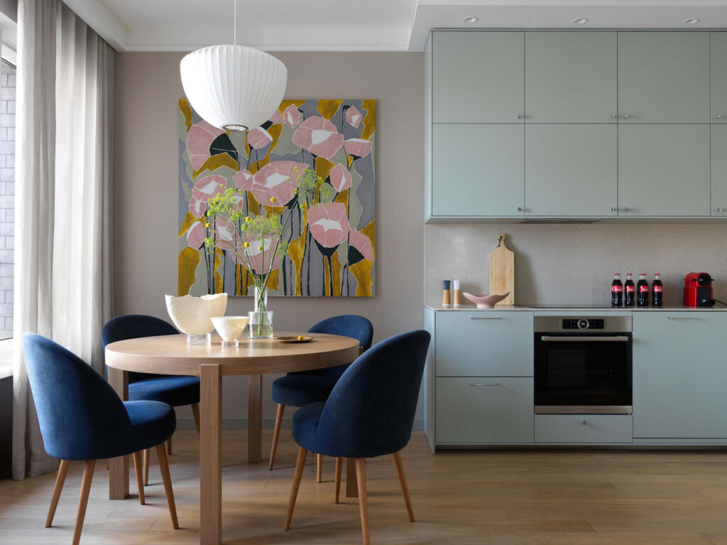 Фрагмент кухни-гостиной. Кухня выполнена по эскизам дизайнеров в компании MV Production; на полу массивная доска, “Золотой лес”.