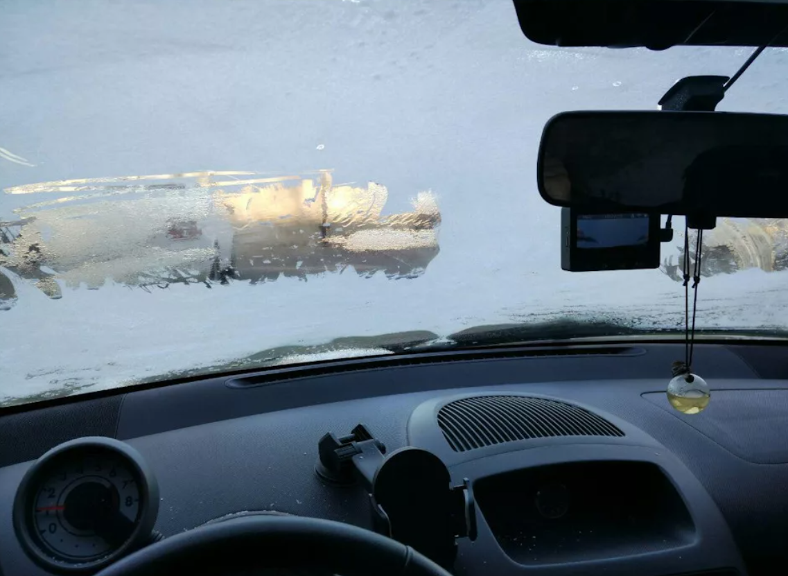 Холодно в салоне автомобиля. Замерзшее лобовое стекло. Лобовое стекло изнутри. Лобовое окно машины. Лобовое стекло запотевает.