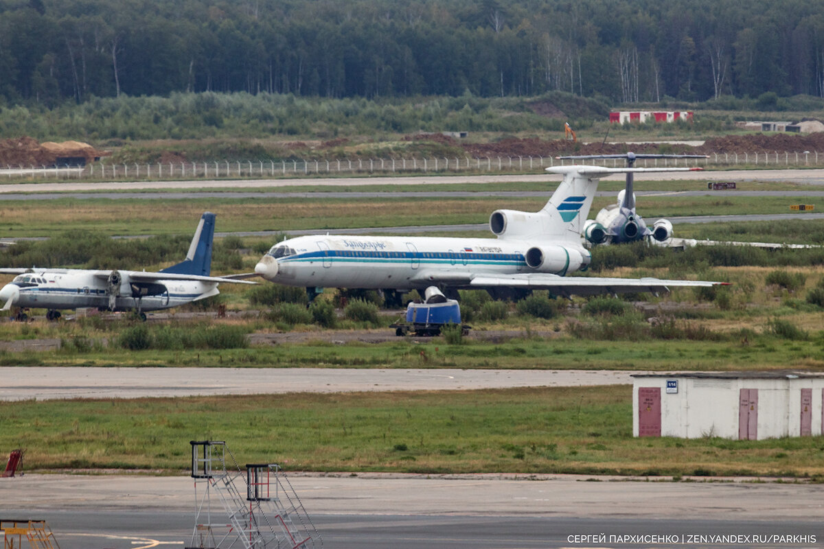 Наверное, каждый, кто хоть раз летал из "Домодедово", обращал внимание на неровные ряды списанных самолётов, стоящих напротив терминала.-2-2