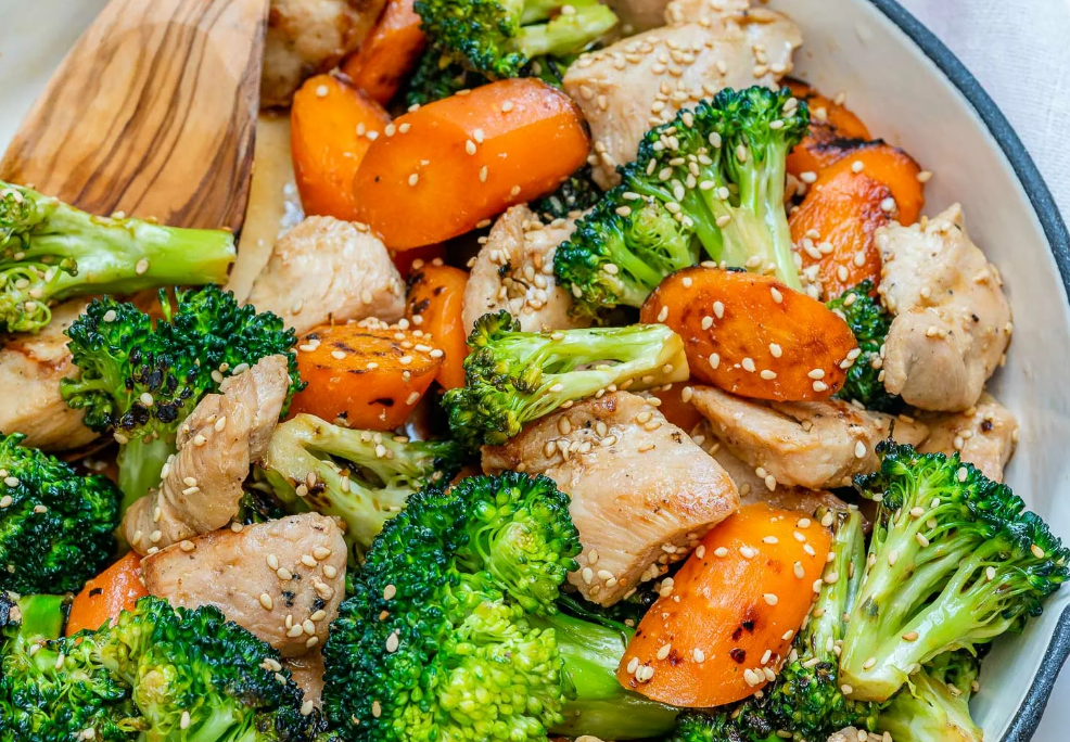 Тарелка с салатом. Легкий овощной салат. Салат овощ. Овощи на ночь. Овощи на ночь.