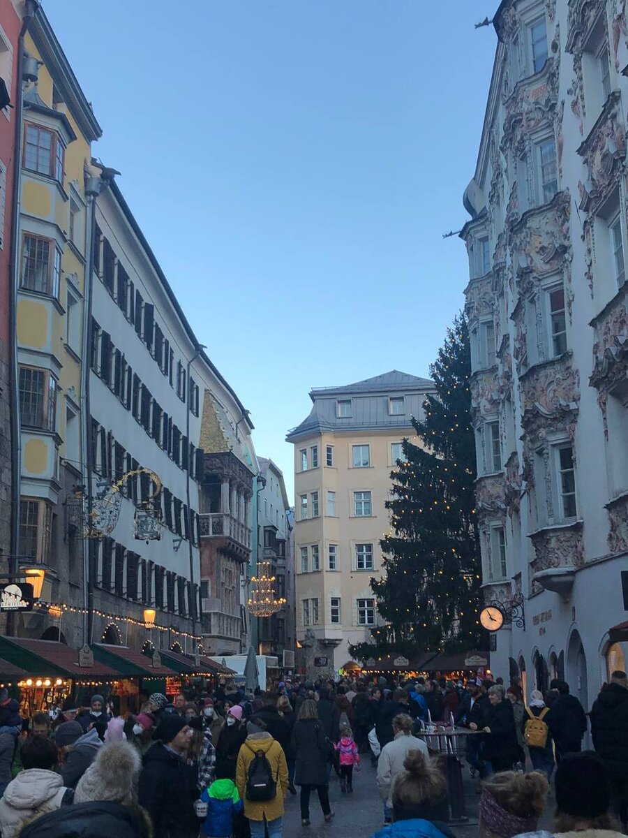 Толпы на рождественской ярмарке Инсбрука 21 ноября 2022