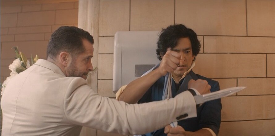 Мне понравился их бой. Если разбирать покадрово - да, там есть дурацкие ляпы, вроде того, как киллер после клинча со Спайком, не дававшим тому вставить новую обойму, просто хлопнул его по плечу - типа толкнул. Но в целом стычка довольно интересно поставлена. К примеру, Спайк пользуется подручными средствами, чтобы блокировать это лезвие (это что, отсылочка на юбисофтовского Ассасина?)